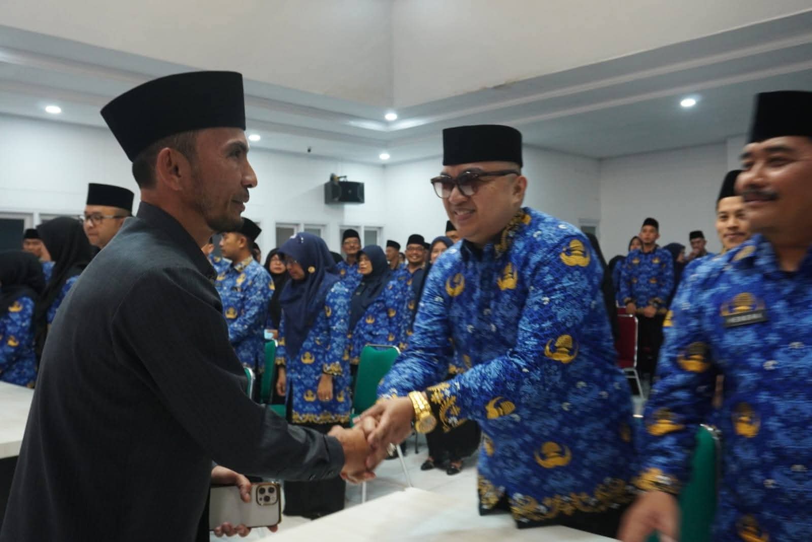 Wawako Allex Salami para pejabat usai pelantikan